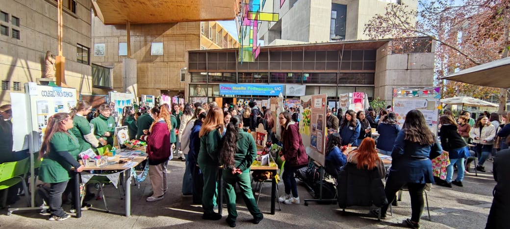 Imagen panorámica de futuros docentes realizando su feria de prácticas en el patio La Virgen de la Facultad de Educación