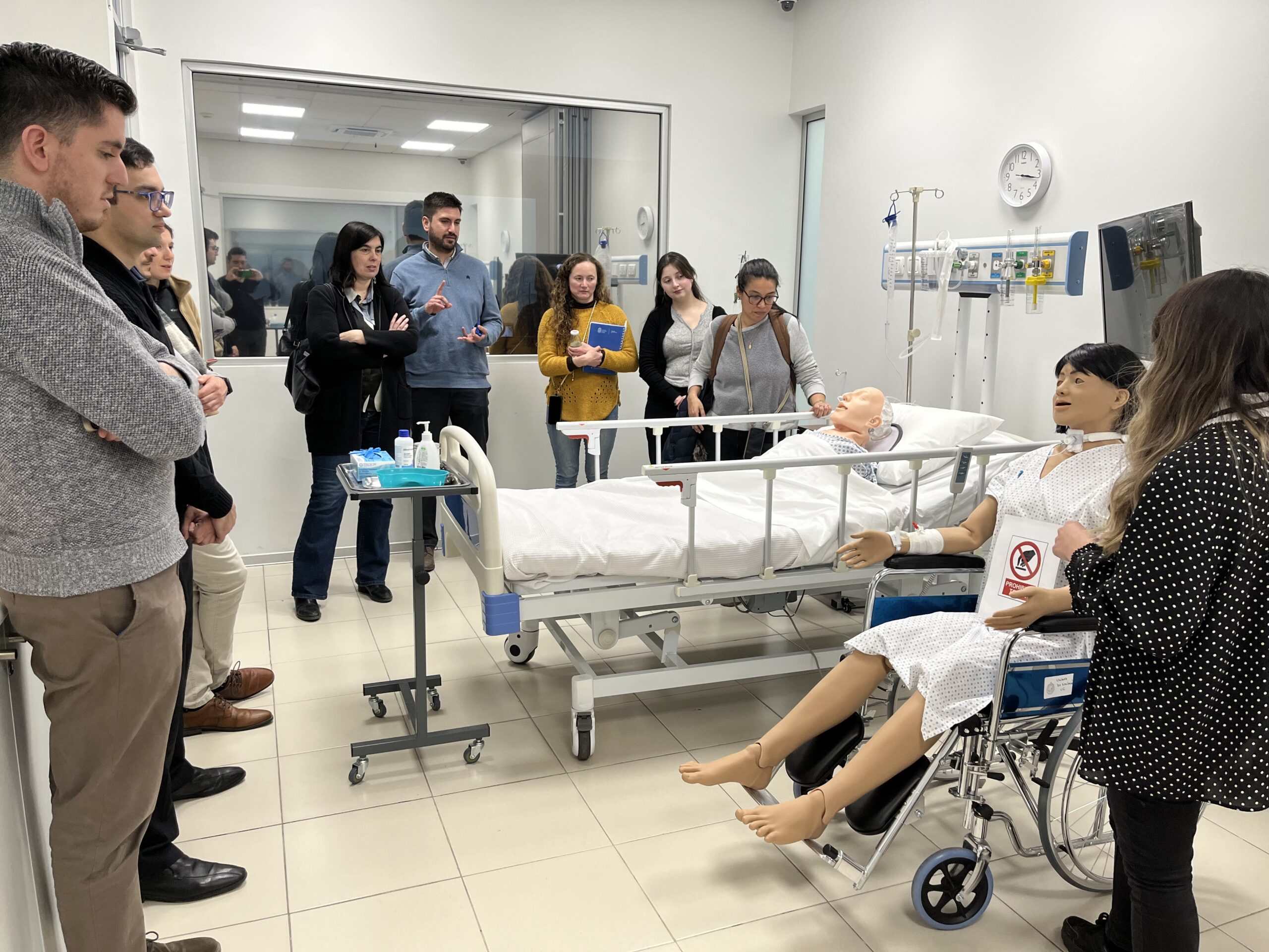 Visita al Centro de Simulación UC abre oportunidades para enriquecer la preparación de futuros profesores